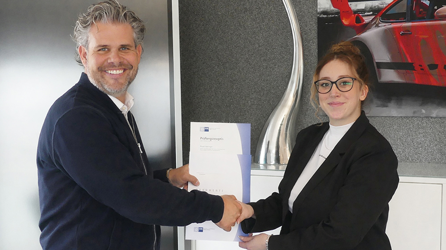 Übergabe IHK Zeugnis zur Industriekauffrau