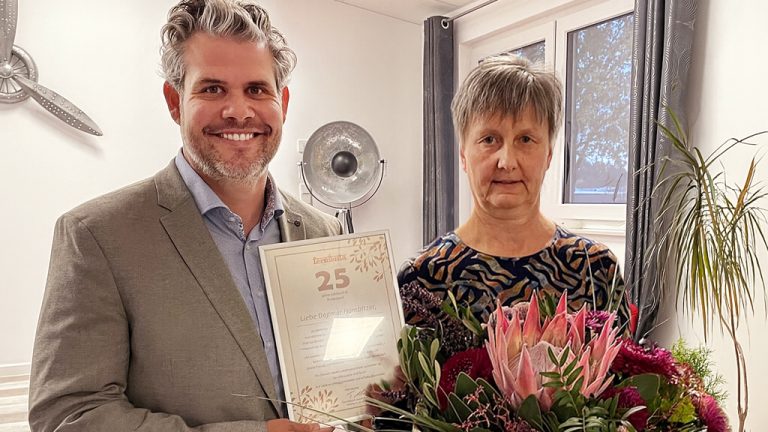 Timo und Dagmar mit Blumen nebeneinander