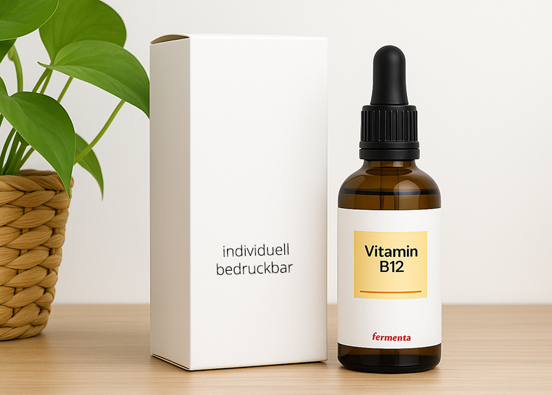 Vitamin B12 in Pipettenflasche mit Verpackung auf Tisch