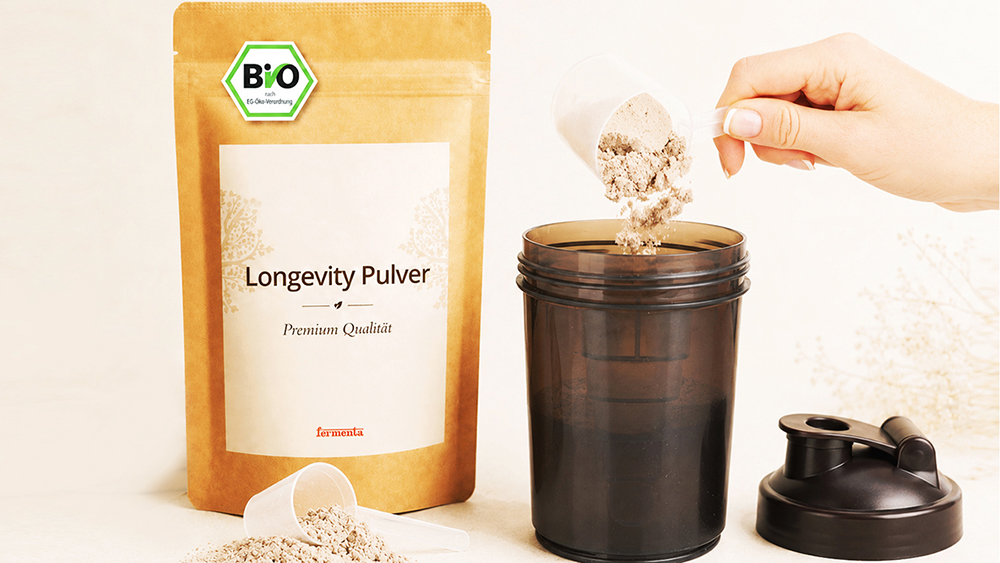 Longevity Pulver im Standbodenbeutel, daneben Shaker und Pulver zum einrühren