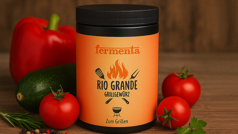 Eine Gewürzmischung mit Titel Rio Grande in Dose steht auf dem Tisch, daneben Tomaten